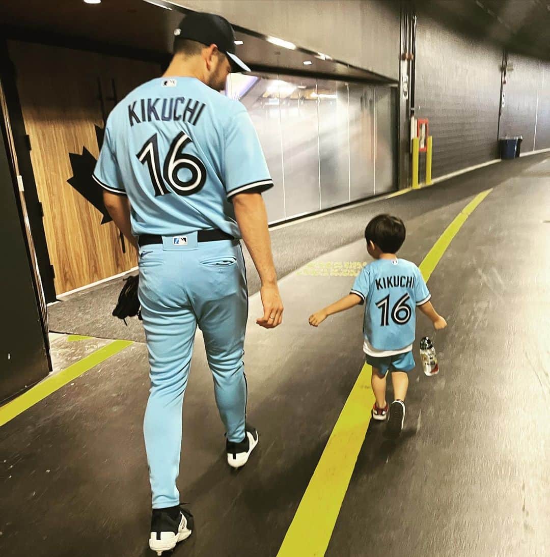 深津瑠美のインスタグラム：「Congratulations on your milestone day💙 100th win between NPB & MLB AND 500th strikeout in the MLB⚾️❤️ #bluejays #baseball #kikuchi」