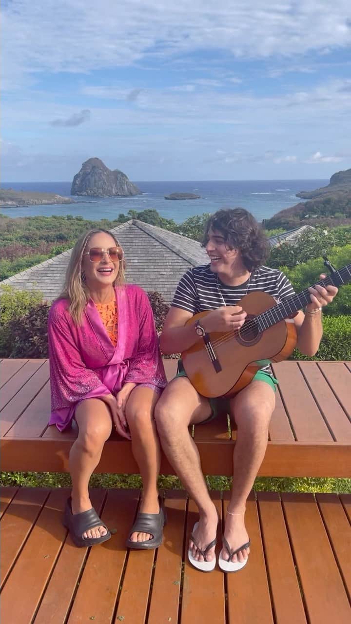 Claudia Leitteのインスタグラム：「Liga o som! 🔈 Eu tava indo fazer uma #PrainhaDaClaudinha, debaixo do #DedoDeDeus, lá em #Noronha. De lá do quarto do hotel, enquanto ainda me arrumava, escutei alguém fazendo um voz e violão de primeira. Quis conhecê-lo e o arrastei pro meu show! Foi assim que conheci #Nattanzinho. 🥰 Agora a gente tem uma música massa pra você chamar de sua: #Especialistas, disponível em todas as plataformas! 💎 Ps. Esse cara é demais!」