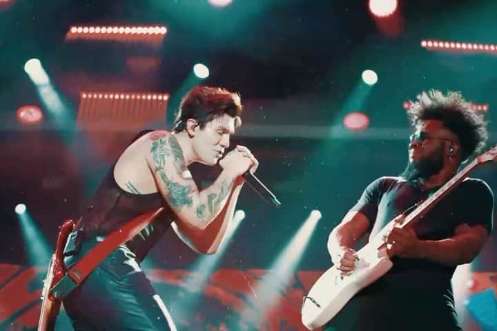 ルアン・サンタナのインスタグラム：「quero ver quem acerta 😂 que música eu tava cantando nesse momento do @luancityfestival? 👀  📹 @gih_pepsi  🎸 @luanmurilho」