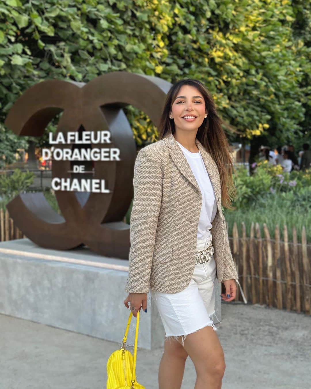 sananasのインスタグラム：「Jardin la fleur d’oranger de @chanel.beauty 🍊Pour la 2eme année consécutive Chanel s’installe dans le Jardin des Tuileries à Paris pour une totale immersion autour de la fleur d’oranger qui est notamment l’un des ingrédients du tout premier parfum créé en 1921 : Chanel n•5. Ce bel événement a dépassé tout ce à quoi je m’attendais 🍊une parenthèse Méditerranéenne en plein Paris !  ps : un petit sourire parce que vous me dites que je ne souris pas assez sur mes photos 😁 ps : j’ai posté une nouvelle vidéo sur Youtube !  #lafleurdorangerdechanel #Jardinsjardin」