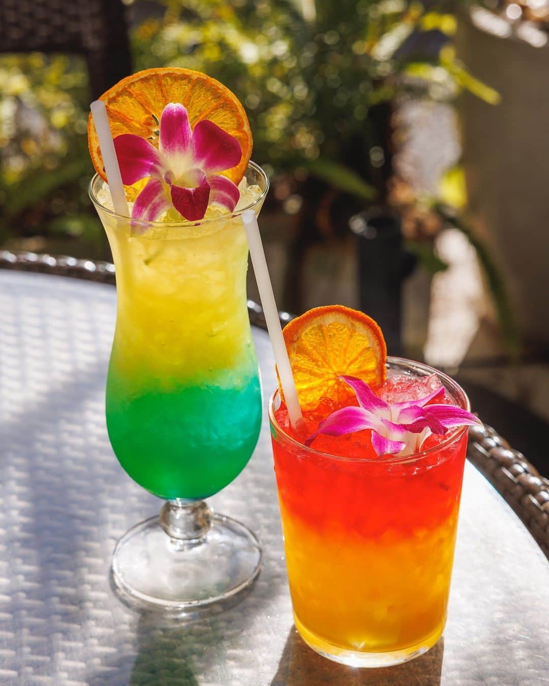 モンスーンカフェのインスタグラム：「もうすぐ夏！見ためにも鮮やかなトロピカルなカクテルを是非！ノンアルコールカクテルにも変更可能です🌴🍸️⁠ The summer warmth is almost here. On your next visit check out our drink menu and cool down with one of our Tropical cocktails. We have non-alcoholic cocktails as well. 🍍⁠ —⁠ #monsooncafe #globaldining  #モンスーンカフェ #グローバルダイニング#タイ料理が好き #タイ料理 #カクテル #cocktails #ノンアルコール #可愛いいドリンク #カラフル ⁠」
