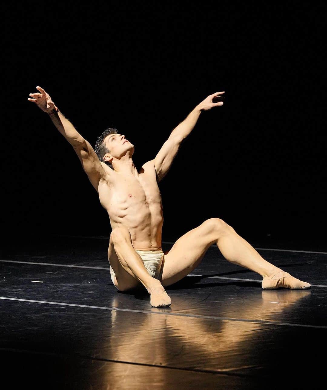 ロベルト・ボッレのインスタグラム：「One last show tonight of #caravaggio #maurobigonzetti  @teatrocolon @balletestableteatrocolon ❤️」
