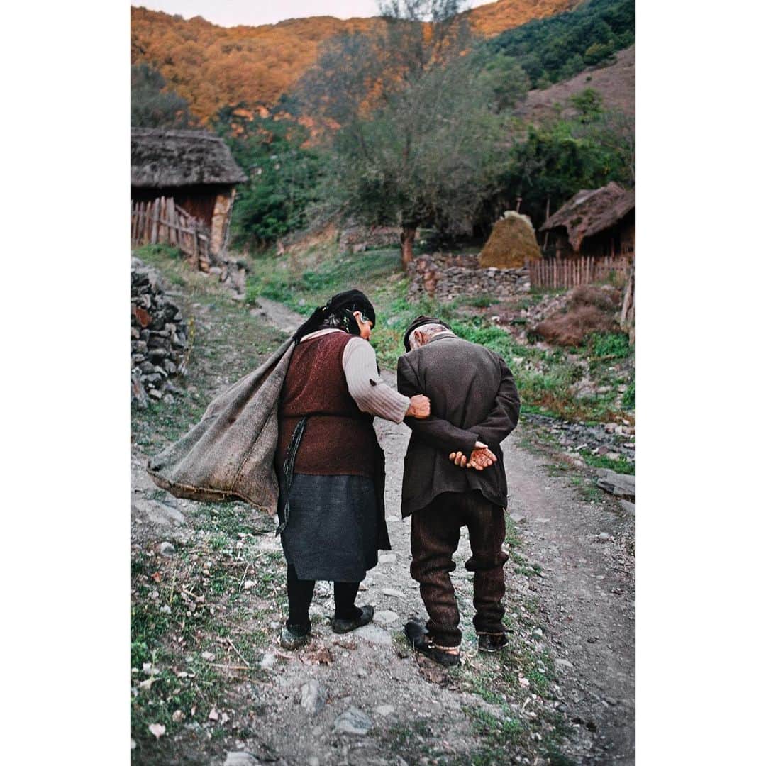 スティーブ・マカリーさんのインスタグラム写真 - (スティーブ・マカリーInstagram)「Elderly couple heading home after working in their corn fields. #Gostivar, #Macedonia, 1989.」6月1日 5時57分 - stevemccurryofficial