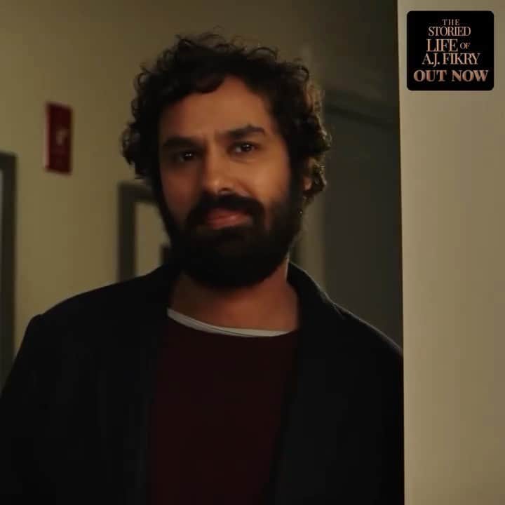 クナル・ネイヤーのインスタグラム：「The Storied Life of A.J. Fikry is now available to watch internationally or on Airplanes if you fancy a few tears over the atlantic! Download or rent here: https://upcg.link/AJFikry.」