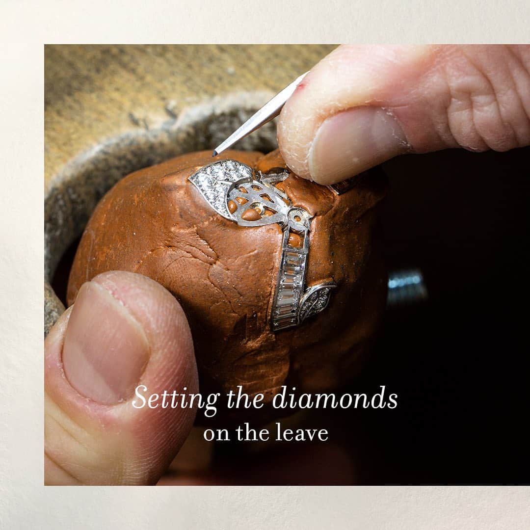 ヴァンクリーフ&アーペルさんのインスタグラム写真 - (ヴァンクリーフ&アーペルInstagram)「The Mystery Set™ technique is an emblematic savoir-faire of the Maison, and was patented in 1933. It conceals the precious metal to highlight the beauty of precious stones. Look closer at this Pavot ring, the rubies perfectly cover the set surface to create a velvety luster.   #VCAflora #Mysteryset #VCAHighJewelry #VanCleefArpels」6月1日 0時44分 - vancleefarpels