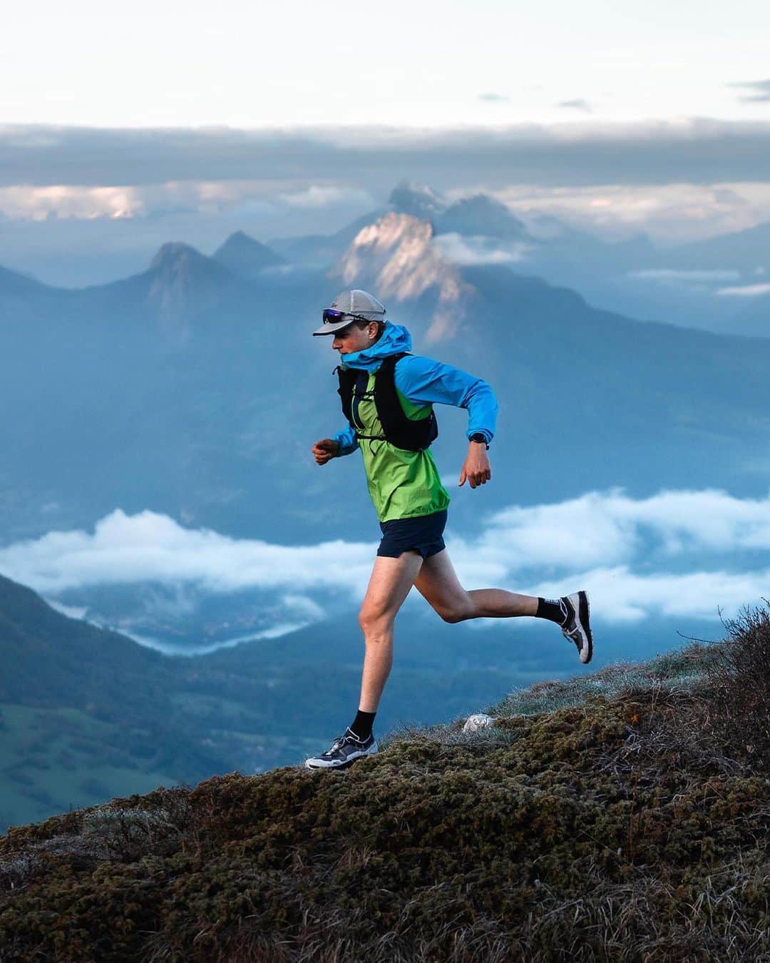ミレーのインスタグラム：「A few days ago, we invited the @auvieuxcampeur team to join us for a #TrailRunning session to test the products from our Spring Summer 2023 collection.   From our headquarters in Annecy, it was only natural that we headed for the Parmelan mountain to spend the night! ⚡️Hit our story for more (FR only).  s/o @paccard.simon + @team.sidas_matryx   © @justingalant  . . . #MILLET」