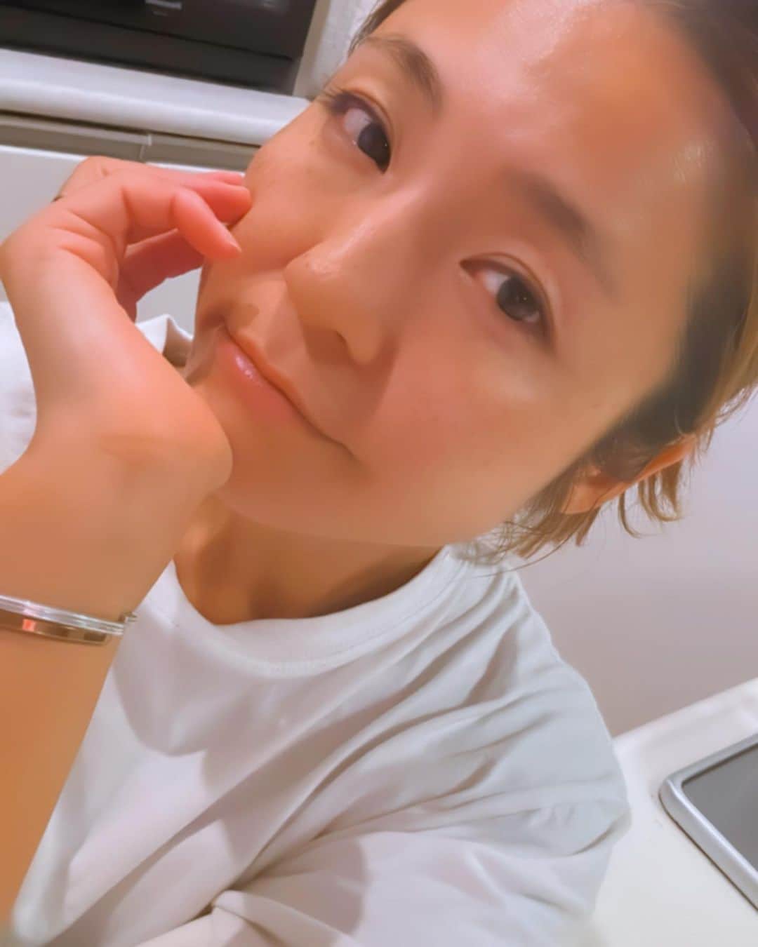 なーみのインスタグラム：「おつたん☺︎🍺  いつも『あ、この今の気持ち書きたいな〜』って思う事が沢山過ぎるんだけど、すぐわすれちゃうね｡ﾟ+.( °∀°)ﾟ+.ﾟ 飛び散るね！  仕事のこともそうだけど、育児の事とか体の事とか すごく沢山メッセージをもらって、それについて考える事でまた自分に気づきがあったり。。  忙しい中でもそうゆうのって凄く必要な感覚だなって思う。 それを忘れないうちに書き留めたいなぁー📝って思うの。  まー  もー  忘れたけどさ  明日もがんばろね🫰🏼」
