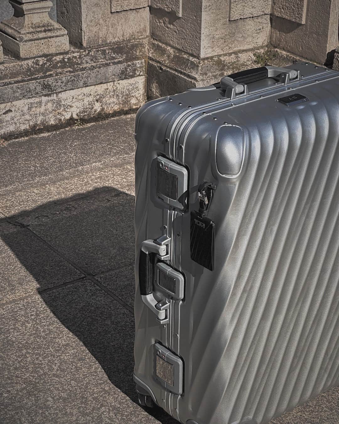 トゥミのインスタグラム：「@adembayalan shows us the different angles of his striking 19 Degree Carry-On. Shop now on TUMI.com.  #TUMI」