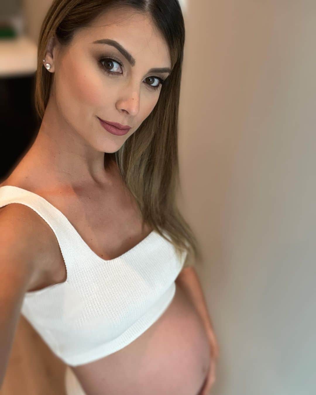 ステファニア・フェルナンデスのインスタグラム：「Barriguita te voy a extrañar 👇🏻🤍  No importa cuánto dolor de espalda, acidez o molestia uno pueda sentir. La sensación de tener una vida adentro no tiene precio. Sus pataditas cada movimiento, hasta sentir el hipo que le da al bebe dentro de la barriguita es IMPRESIONANTE una bendición 🤍  Con Liam extrañé muchísimo mi barriguita, me daba una nostalgia terrible y se con este nene también me pasará lo mismo. Mientras la disfruto le aplico cremitas, aceites, le hablo al bebe y no paro de tocarla.   ¿ A ustedes les pasó ? ¿Extrañaron su barriguita de embarazo?」