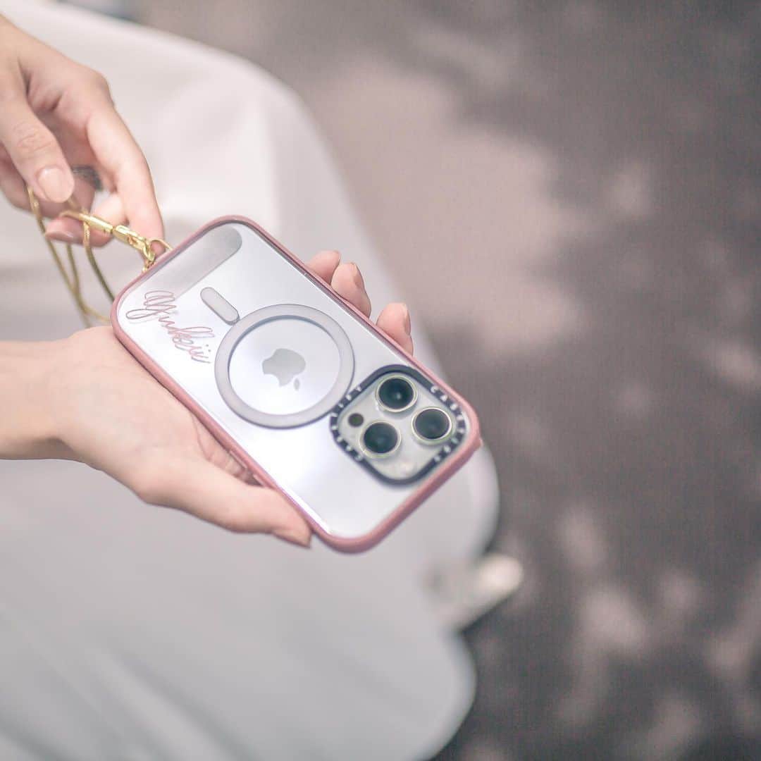 大黒由貴のインスタグラム：「#iphone14pro に機種変更したからケースも新調した✨ㅤㅤㅤㅤㅤㅤㅤㅤㅤㅤㅤㅤㅤ  #CASETiFY のシンプルなケース MagSafe対応でいつもはmoft のカード入れくっつけてます💡  ゴールドのショルダーチェーンもお気に入り😘 ㅤㅤㅤㅤㅤㅤㅤㅤㅤㅤㅤㅤㅤ #ShowYourColors #スマホショルダー#スマホケース#シンプルケース」