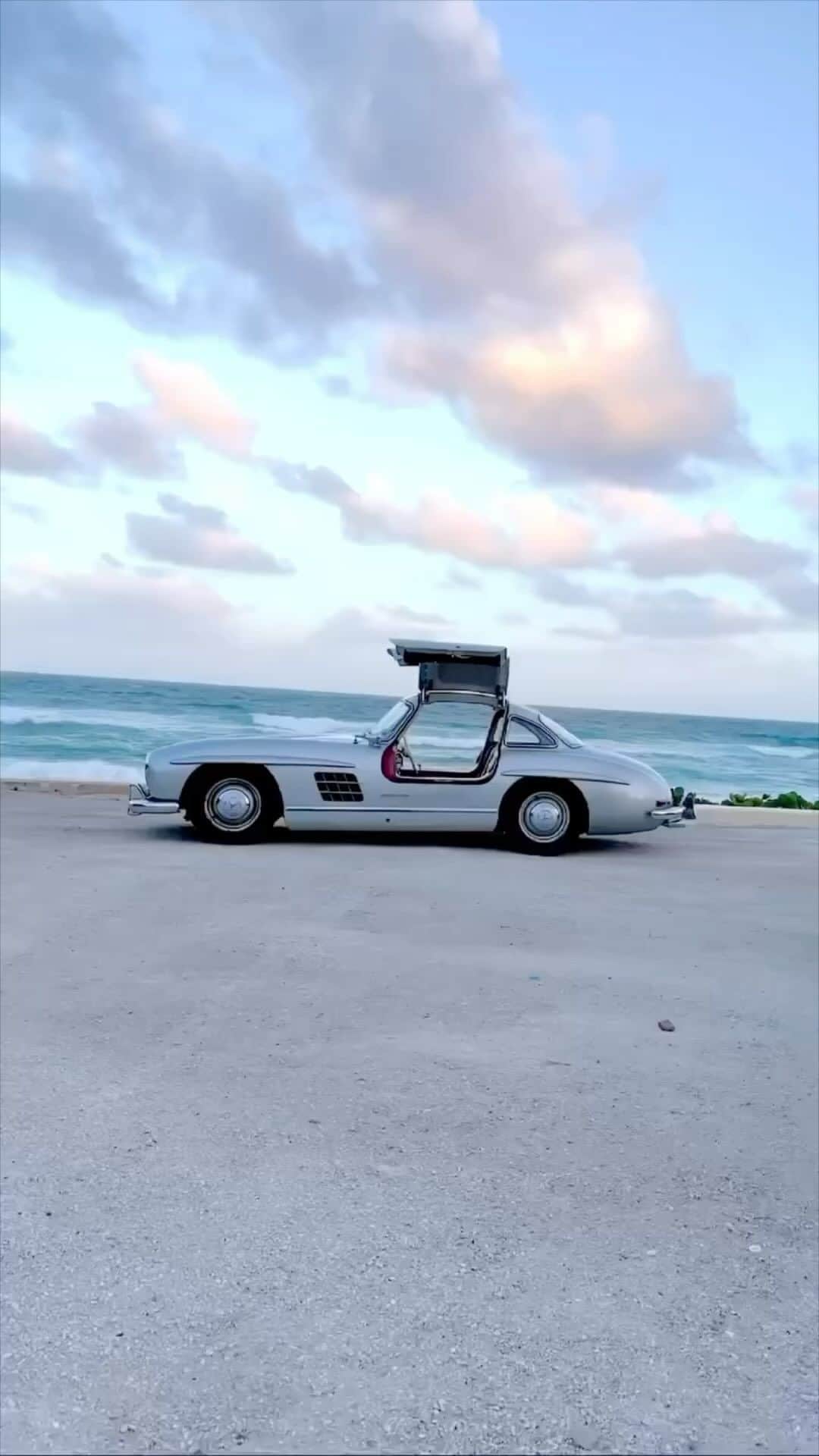 オリバーピープルズのインスタグラム：「Getaway car of our dreams. A vintage #Mercedes #Gullwing pictured beachside. #OPInspiration⁠ ⁠ Video courtesy of @topgearporschenj」