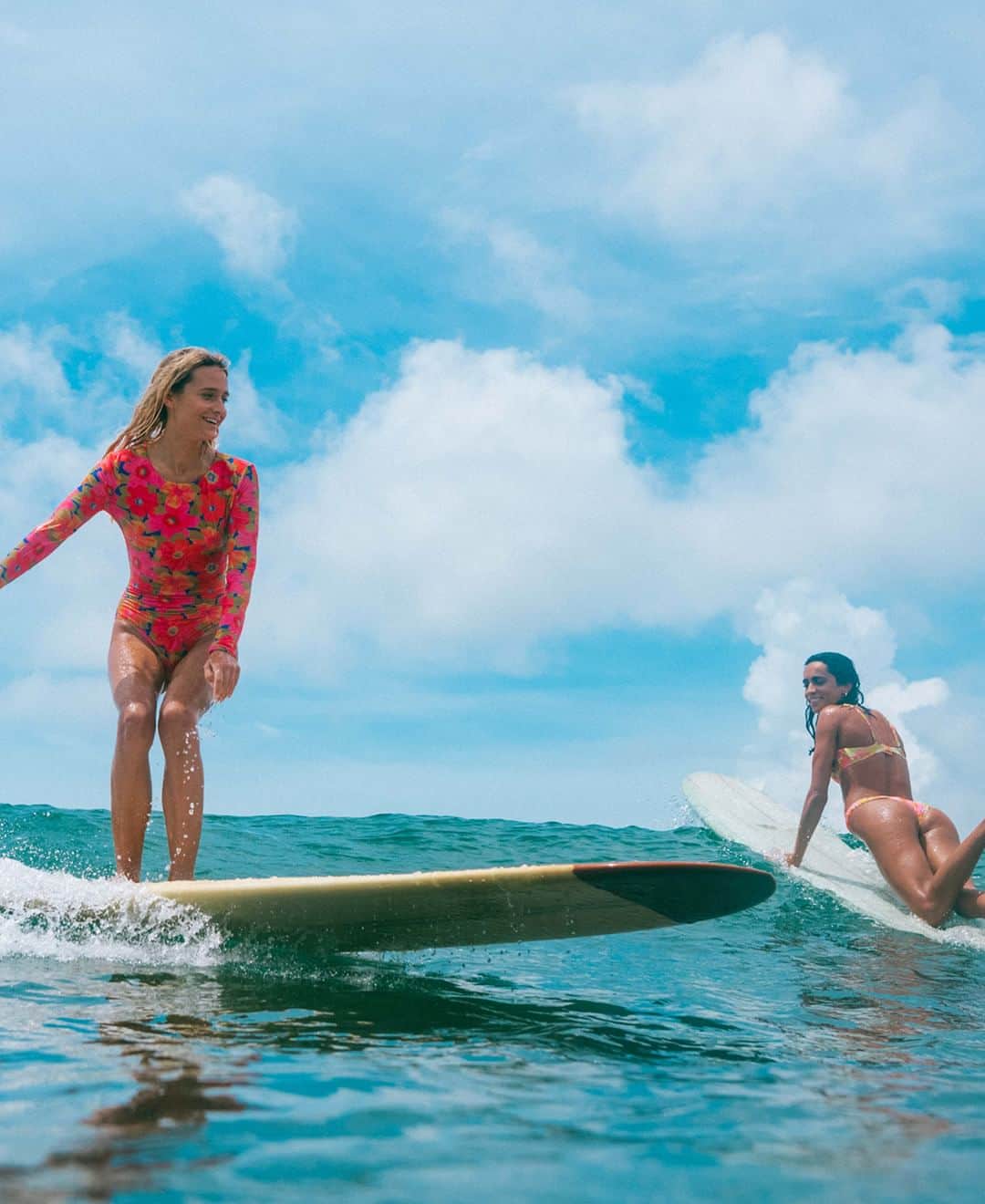 BILLABONG WOMENSさんのインスタグラム写真 - (BILLABONG WOMENSInstagram)「This summer, we're wearing head turning hues of hot tempered reds, punchy pinks, bright-eyed blues and a garden party palette of tropical bliss. Our newest collection, A Summer Kinda Love, out now!  📷: @woodygphoto」6月1日 1時00分 - billabongwomens