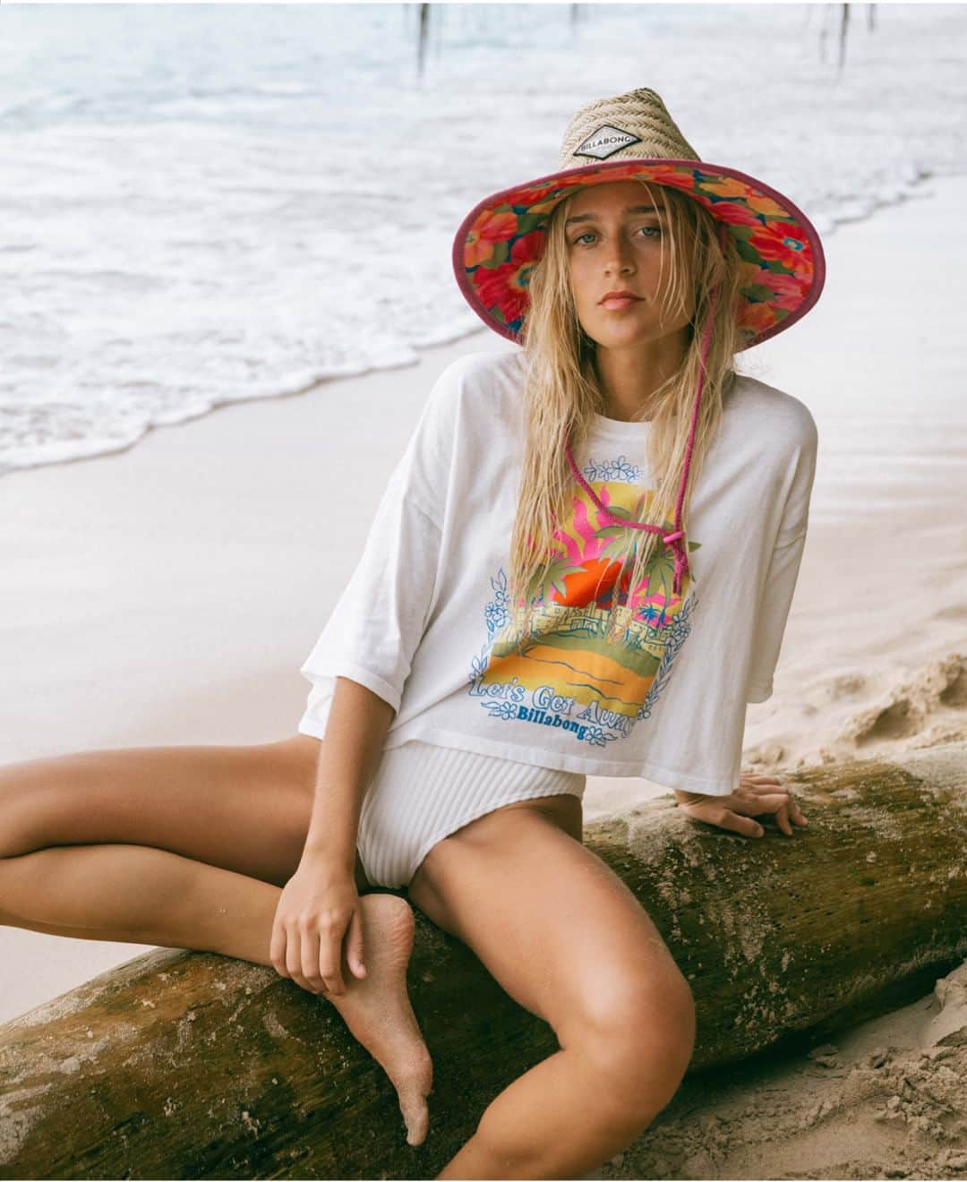 BILLABONG WOMENSさんのインスタグラム写真 - (BILLABONG WOMENSInstagram)「This summer, we're wearing head turning hues of hot tempered reds, punchy pinks, bright-eyed blues and a garden party palette of tropical bliss. Our newest collection, A Summer Kinda Love, out now!  📷: @woodygphoto」6月1日 1時00分 - billabongwomens