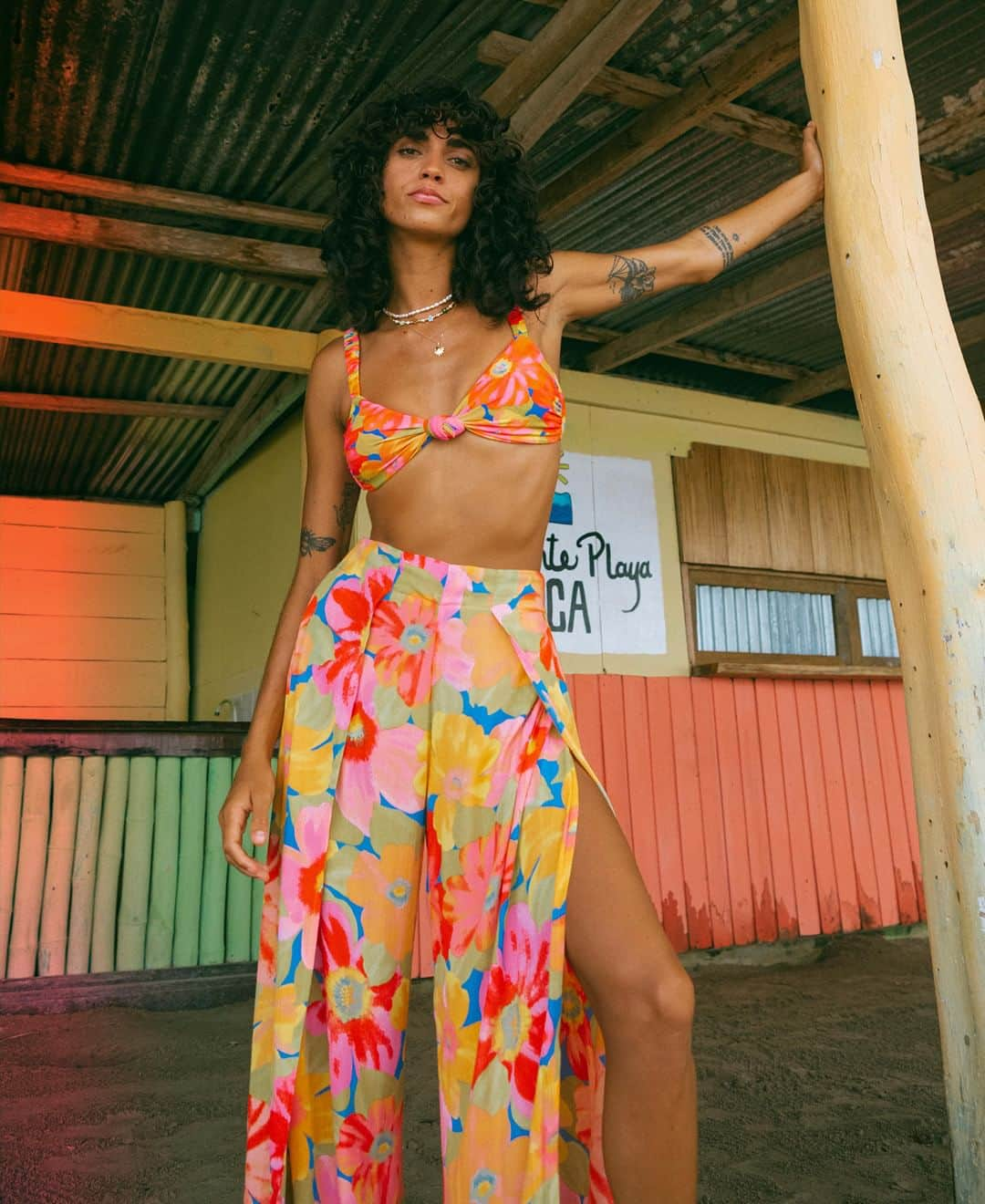 BILLABONG WOMENSさんのインスタグラム写真 - (BILLABONG WOMENSInstagram)「This summer, we're wearing head turning hues of hot tempered reds, punchy pinks, bright-eyed blues and a garden party palette of tropical bliss. Our newest collection, A Summer Kinda Love, out now!  📷: @woodygphoto」6月1日 1時00分 - billabongwomens