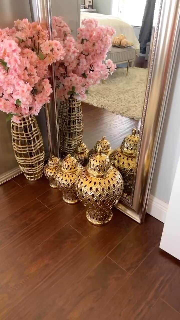 のインスタグラム：「This cherry blossom & ginger jar styling by @glamour_decor_by_joy is so magical! The gold paired with the vibrant cherry blossoms is such a stunning mix! Thank you for your support, Joanne, we appreciate you❤️  Tap the video to view the IMHD products styled by Joanne, click the link in bio or visit inspiremehomedecor.com」