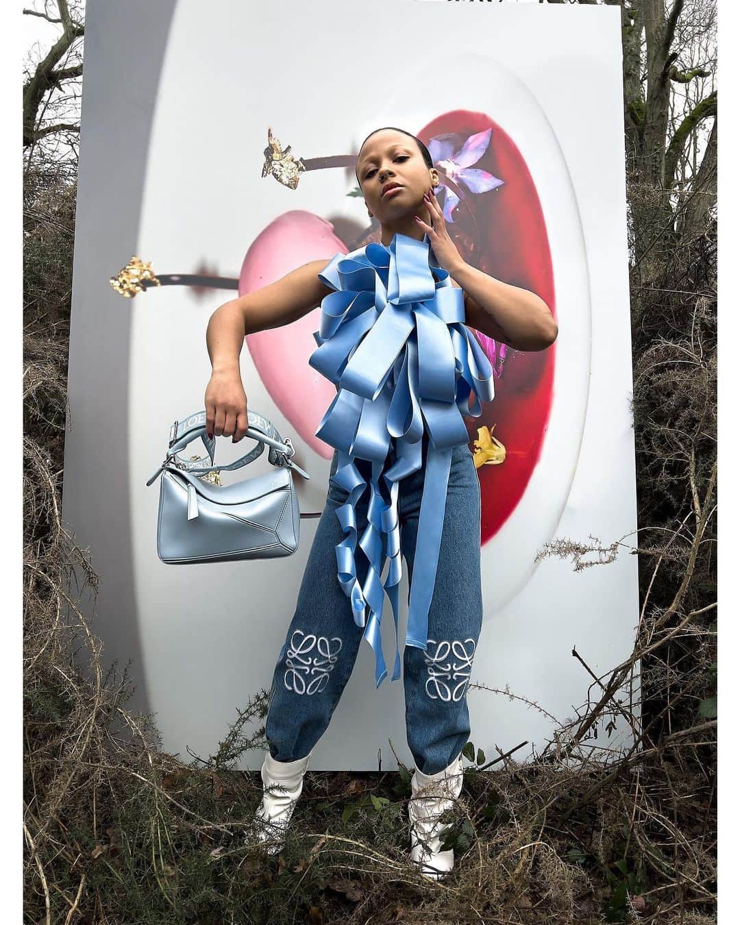 Loeweさんのインスタグラム写真 - (LoeweInstagram)「LOEWE Fall Winter 2023 precollection campaign featuring Myha’la Herrold, ‘Eating at Il Pellicano No. 130’, and the Puzzle bag.  Photography Juergen Teller  Collection now available on loewe.com  #LOEWE #LOEWEFW23」6月1日 1時00分 - loewe