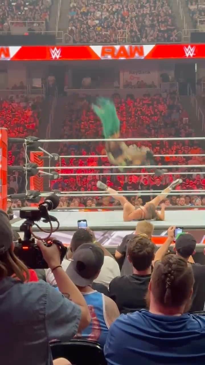 ロンダ・ラウジーのインスタグラム：「Precision, placement, timing 😚👌🏼  They say “don’t try this at home” because you don’t know what you’re doing - let alone watching - and will inevitably bust your ass.」