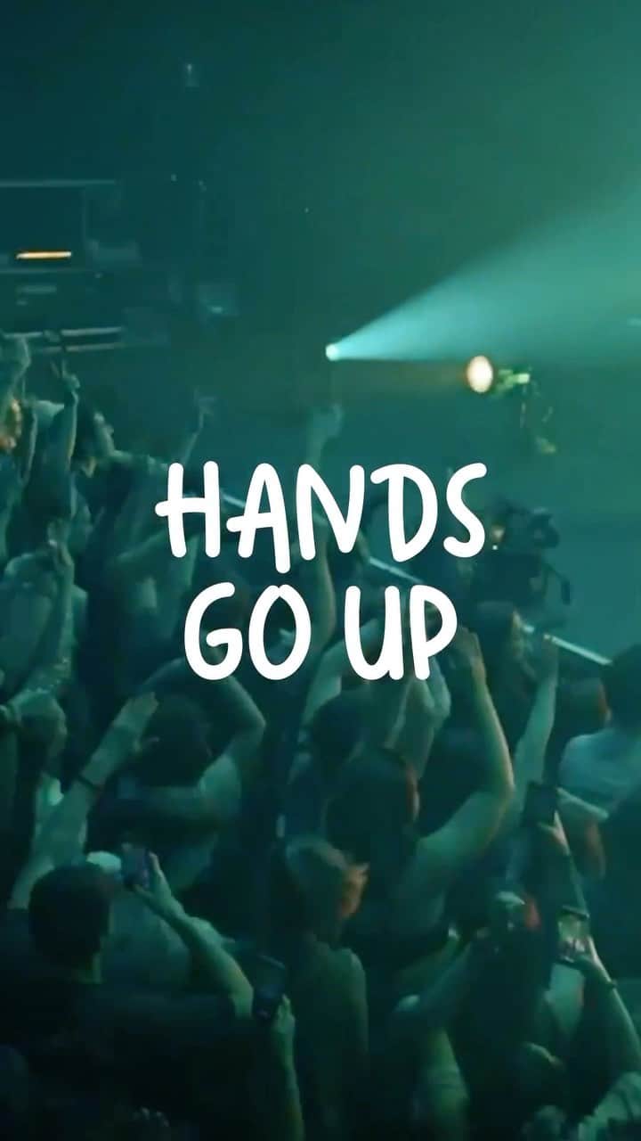 ジャック・ガラットのインスタグラム：「Went on tour and released bangers, how’s your summer looking? The Live Visualiser for ‘Hands Go Up’ is OUT NOW go check it out!! 🪩  Link in stories!」