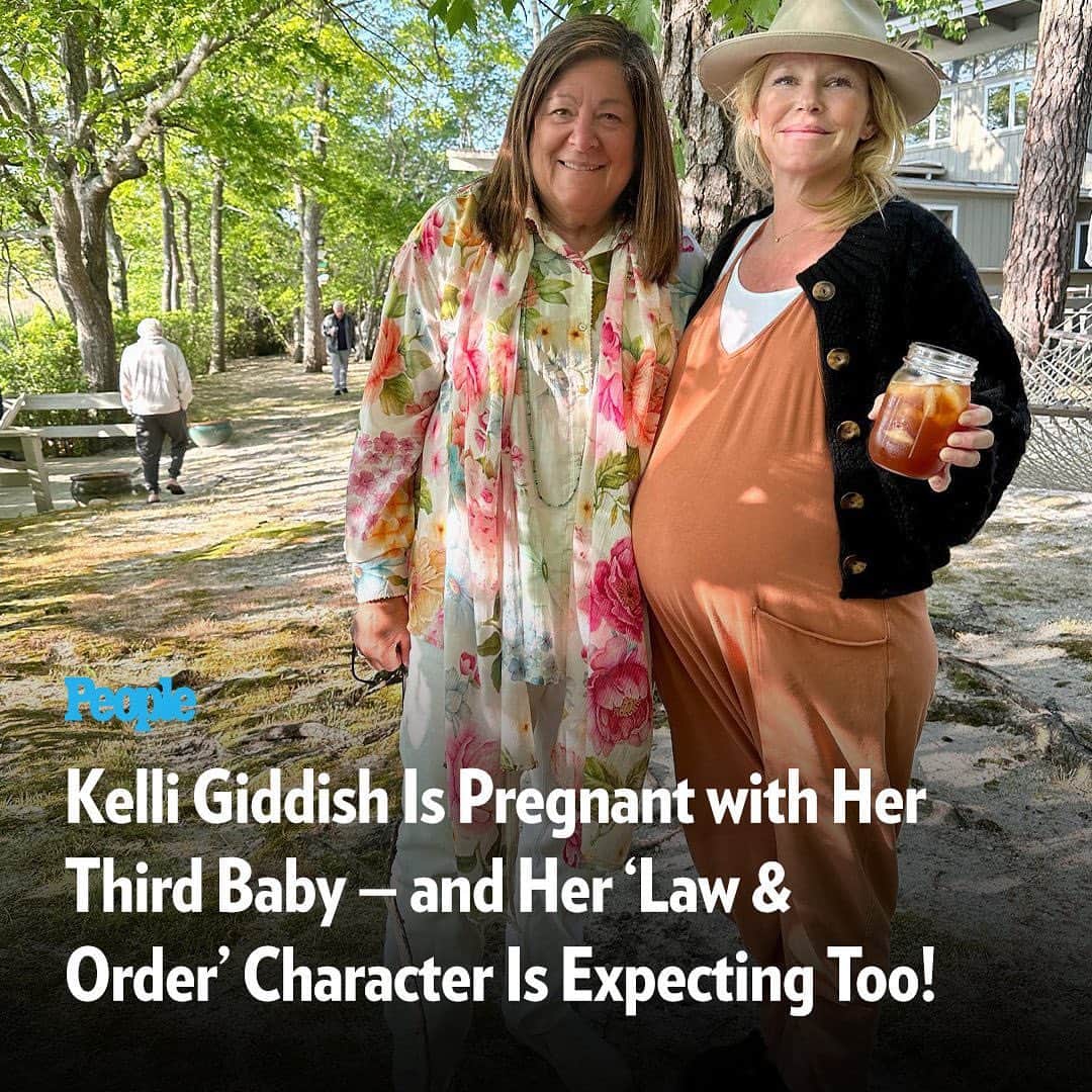 People Magazineさんのインスタグラム写真 - (People MagazineInstagram)「Congratulations are in order for Kelli Giddish! 🍼 The Law & Order: Special Victims Unit star is pregnant with her third child, a rep for the star confirms to PEOPLE. ❤️ Get all the details at the link in our bio. | #Regram @fernmallis」6月1日 1時20分 - people