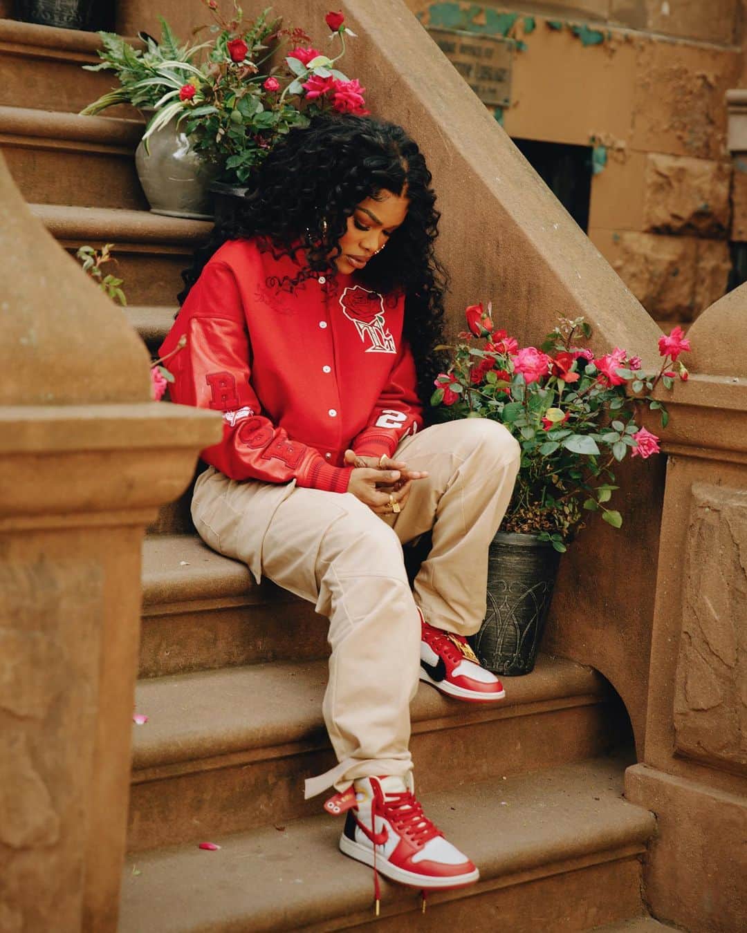 Jordanさんのインスタグラム写真 - (JordanInstagram)「Like roses out of concrete, there’s nowhere you can’t flourish🌹  For her first collaboration with Jordan Brand, Teyana Taylor transforms the iconic AJ1 Zoom CMFT with embroidered thorns on the Swoosh and channels the early-2000s New York aesthetic in her exclusive apparel pieces.」6月1日 1時30分 - jumpman23