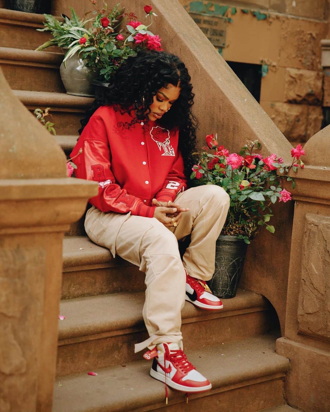 Jordanのインスタグラム：「Like roses out of concrete, there’s nowhere you can’t flourish🌹  For her first collaboration with Jordan Brand, Teyana Taylor transforms the iconic AJ1 Zoom CMFT with embroidered thorns on the Swoosh and channels the early-2000s New York aesthetic in her exclusive apparel pieces.」