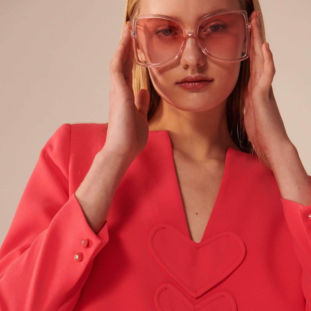 タラジャーモンのインスタグラム：「This summer, fall for our signature vibrant pink ❤️  #tarajarmon #fashion #PE23 #newin」