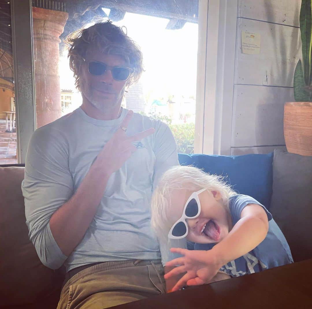 サラ・ライトさんのインスタグラム写真 - (サラ・ライトInstagram)「Happy birthday to my dream guy. 🌸 I love doing life with you @ericcolsen - and all our babies and adventures and meals and beach days and all your @patagoniaprovisions anchovies and cold plunges and bike rides and cuddles and ocean swims and every moment and meal we share. Reading a book while you read the week sipping your tea brings me joy. We love you and your magic. Happy Birthday.」6月1日 1時33分 - swrightolsen