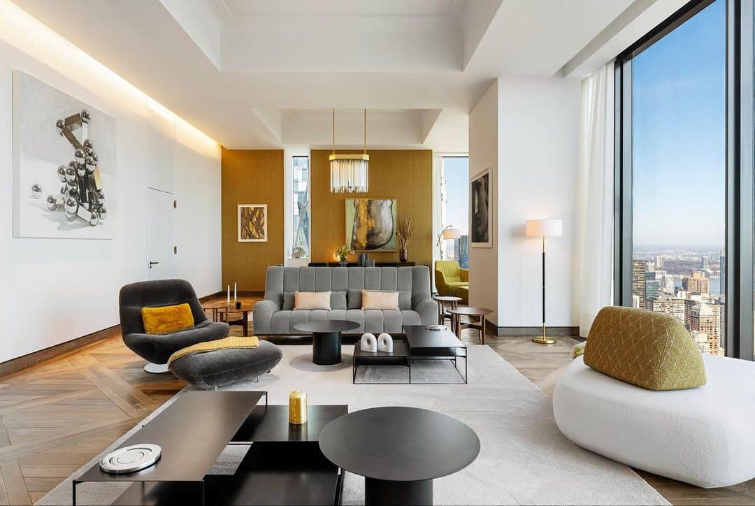 Ligne Rosetさんのインスタグラム写真 - (Ligne RosetInstagram)「High above the city views sits a Ligne Roset curated, light-filled apartment.   At @111west57st we proudly worked with the building team and interior designer Rita Chraibi (@international_designers) to create a space that highlights the beauty of the apartment. Each room is accentuated by Ligne Roset pieces elevating the experience.   Featured here -  Telen sofa by @christianwernerdesign Phileas Sofa by @philippenigro Oxydation table by Kateryna Sokolova Lowlands low table by Böttcher & Kayser Manarola Armchair by @philippenigro  Photography: @laura_h_randall for Optimist Consulting」6月1日 1時34分 - ligneroset