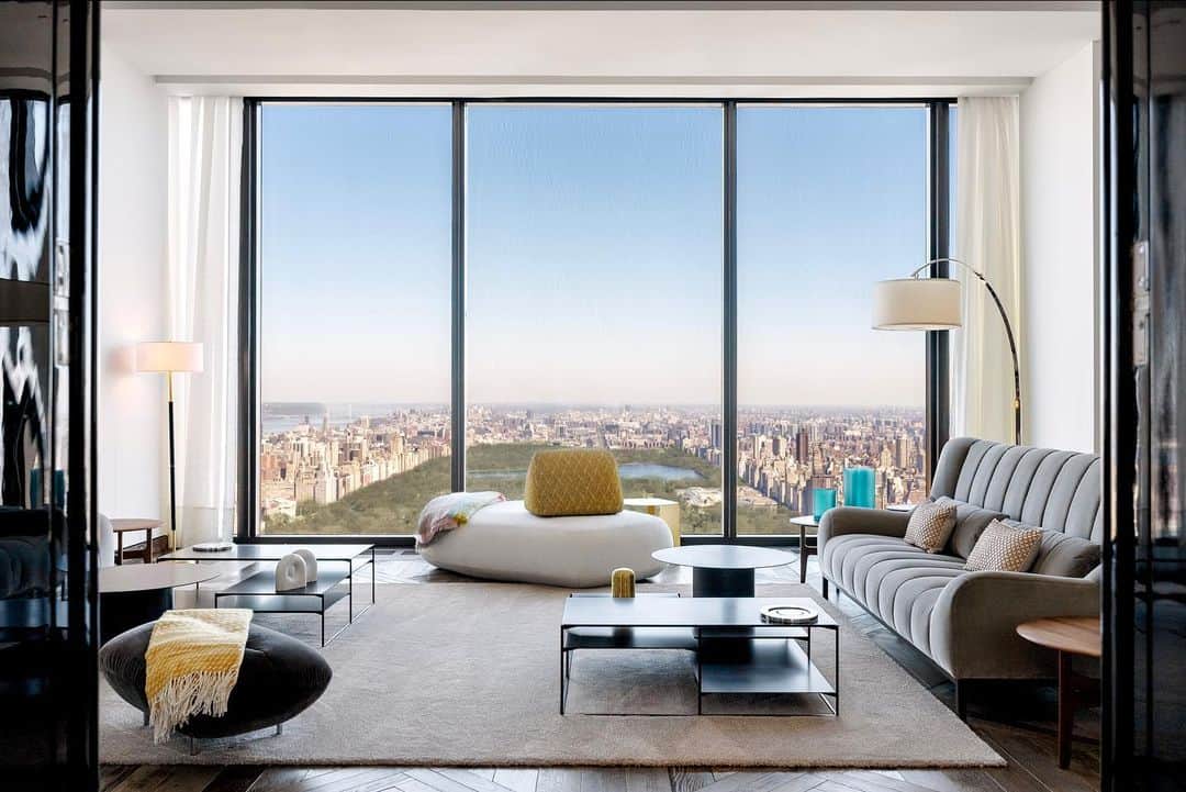 Ligne Rosetさんのインスタグラム写真 - (Ligne RosetInstagram)「High above the city views sits a Ligne Roset curated, light-filled apartment.   At @111west57st we proudly worked with the building team and interior designer Rita Chraibi (@international_designers) to create a space that highlights the beauty of the apartment. Each room is accentuated by Ligne Roset pieces elevating the experience.   Featured here -  Telen sofa by @christianwernerdesign Phileas Sofa by @philippenigro Oxydation table by Kateryna Sokolova Lowlands low table by Böttcher & Kayser Manarola Armchair by @philippenigro  Photography: @laura_h_randall for Optimist Consulting」6月1日 1時34分 - ligneroset