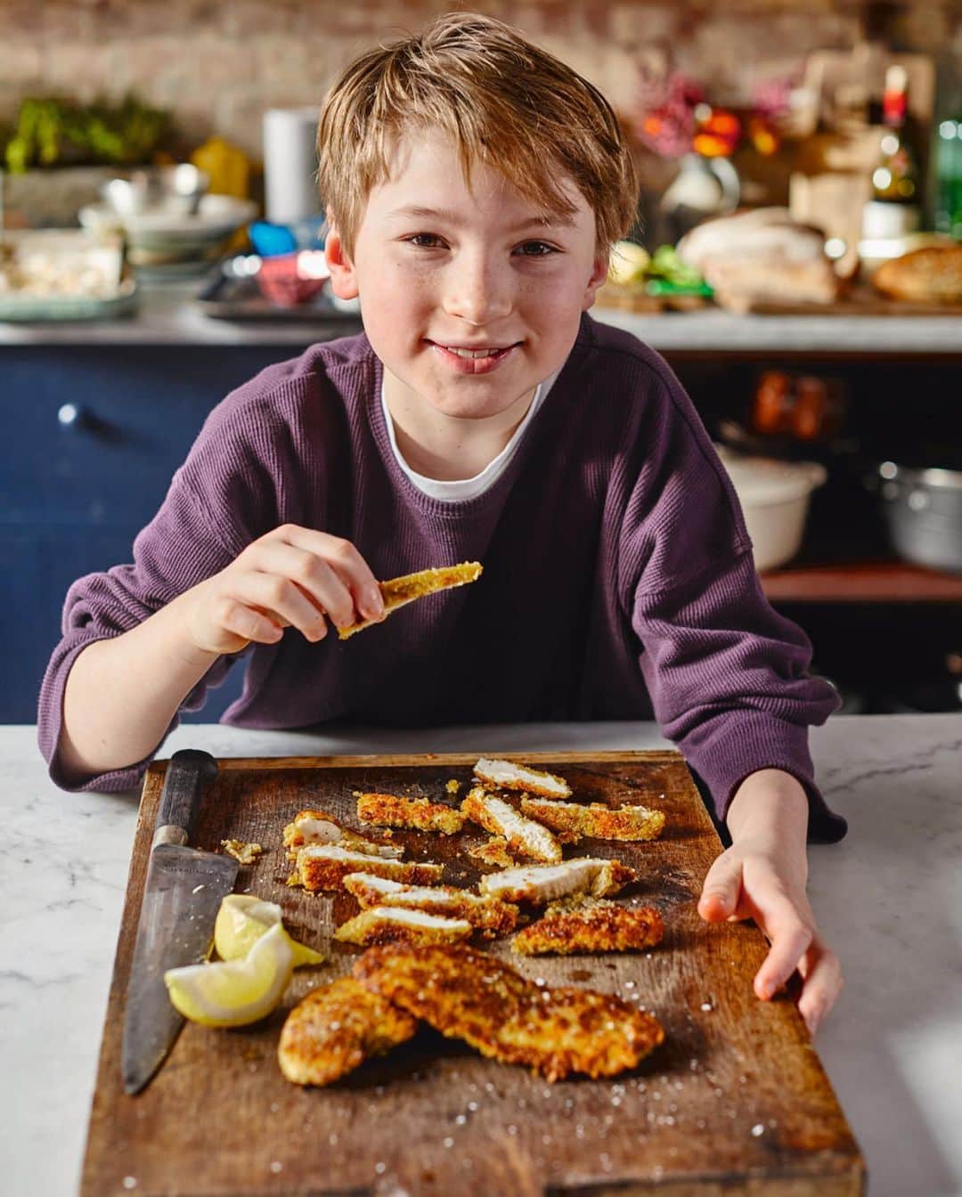 ジェイミー・オリヴァーのインスタグラム：「Just a reminder that you can get ALL of Buddy's @cookingbuddiesclub recipes for FREE over on my website on jamieoliver.com link in my bio. From pancakes to pasta, fajitas to burgers, there's something for everyone even the big kids amongst us!! Plus spending time cooking together is a brilliant way for kids to learn important kitchen skills while having fun with you! The perfect #halfterm activitiy! Let me know what you want to see Buddy cooking up next....」