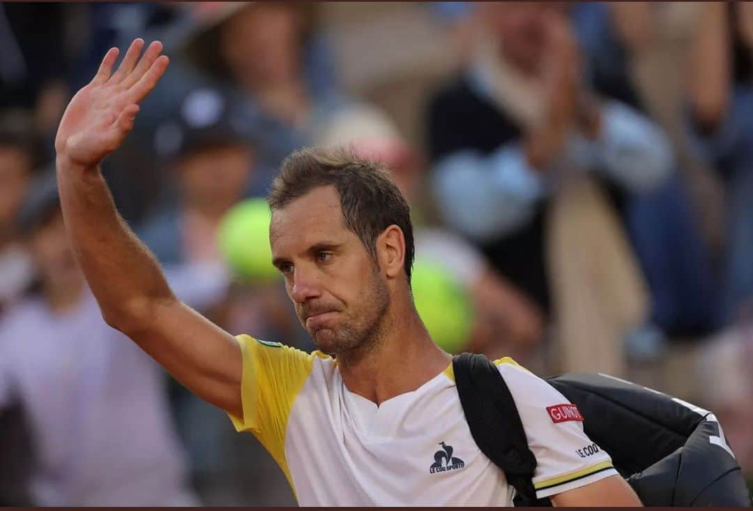 リシャール・ガスケのインスタグラム：「Merci à tout le public du court Suzanne Lenglen pour votre soutien !! Ca fait chaud au cœur et cela donne envie de revenir l’année prochaine pour un 21 eme @rolandgarros !! Bon courage a @arthurrinder pour la suite du tournoi 🇫🇷」