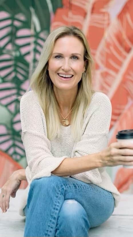コリー・ロバートソンのインスタグラム：「WHOA! Welcome Korie (@bosshogswife) as our guest host this season! We’re so ready for her WISDOM, mic-drop moments — and kicking off the season today with an episode with @paulafaris!」