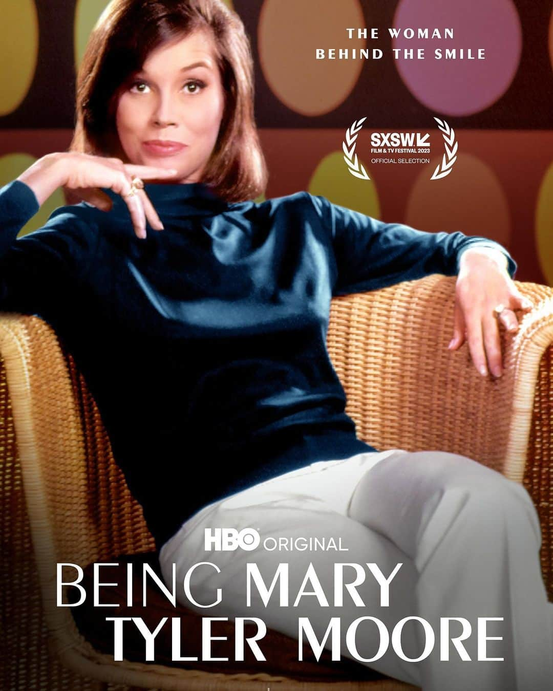 レスリー・フェラのインスタグラム：「I owe my career to this resplendent creature. Mary Tyler Moore’s comic genius and humanity were an inspiration. Her iconic character, Mary Richards, taught me it was possible to be independent and pursue my dreams. And The Mary Tyler Moore Show taught me great comedy has heart.   I highly recommend this documentary on @streamonmax — a loving, intimate portrait of “the woman behind the smile” and a reminder of her brilliance. If you’ve never watched The MTM Show, do yourself a favor and treat yourself to some of the best comedy writing ever. “Chuckles Bites the Dust” is still one of my all-time favorite episodes of television.   And in these days of the #WGAstrike, a shout out to some of the incredible writers: @canyonjim #davidlloyd #edweinberger #trevasilverman #bobellison #standaniels #allanburns #stevepritzker #lorenzomusic #martincohan #daviddavis #susansilver . . . #marytylermoore #themarytylermooreshow #comedy #sitcom #comedywriting #screenwriting #screenwriters #documentary #hbomax #hbo」