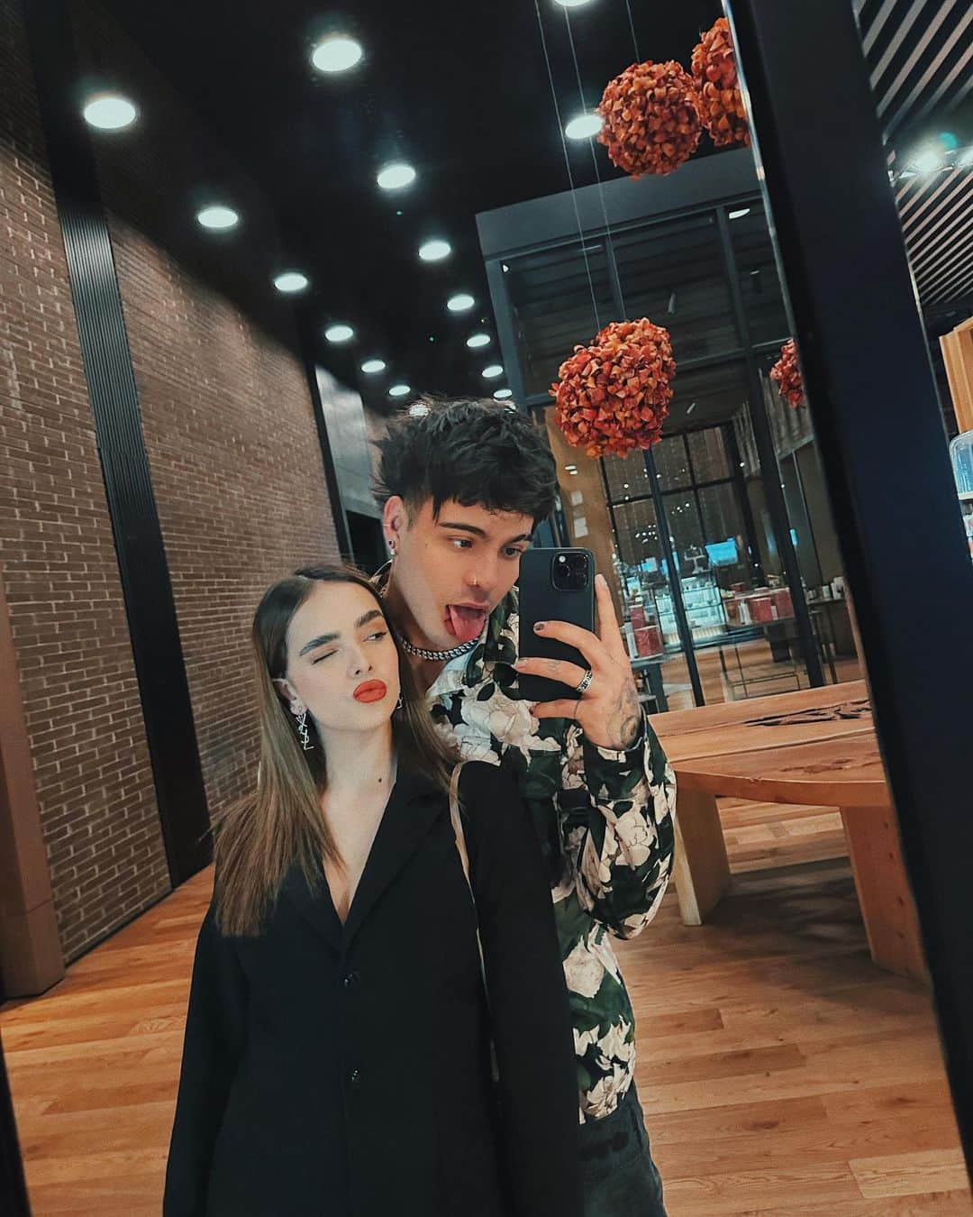 Sebastián Villalobosのインスタグラム：「feliz cumpleaños @alanalliterass te quiero」