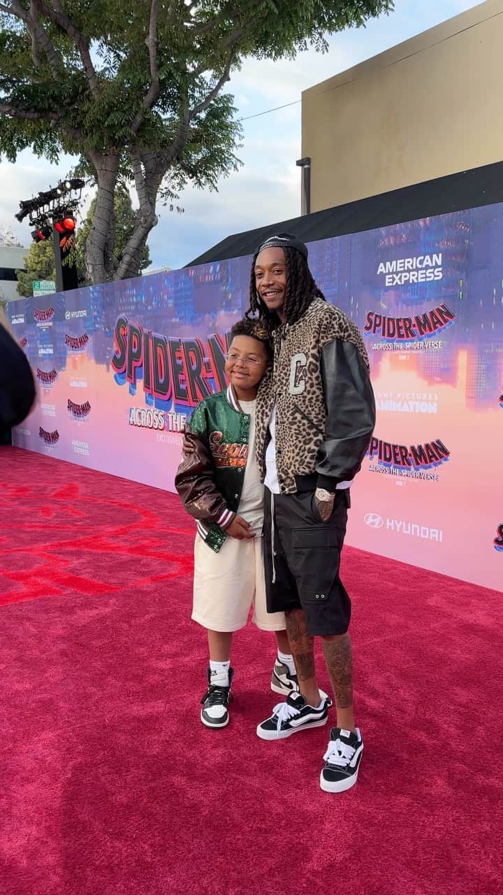 ウィズ・カリファのインスタグラム：「SO NATURAL   SPIDERVERSE TRIPPIN☮️💜🫵🏽🍄🕸️」