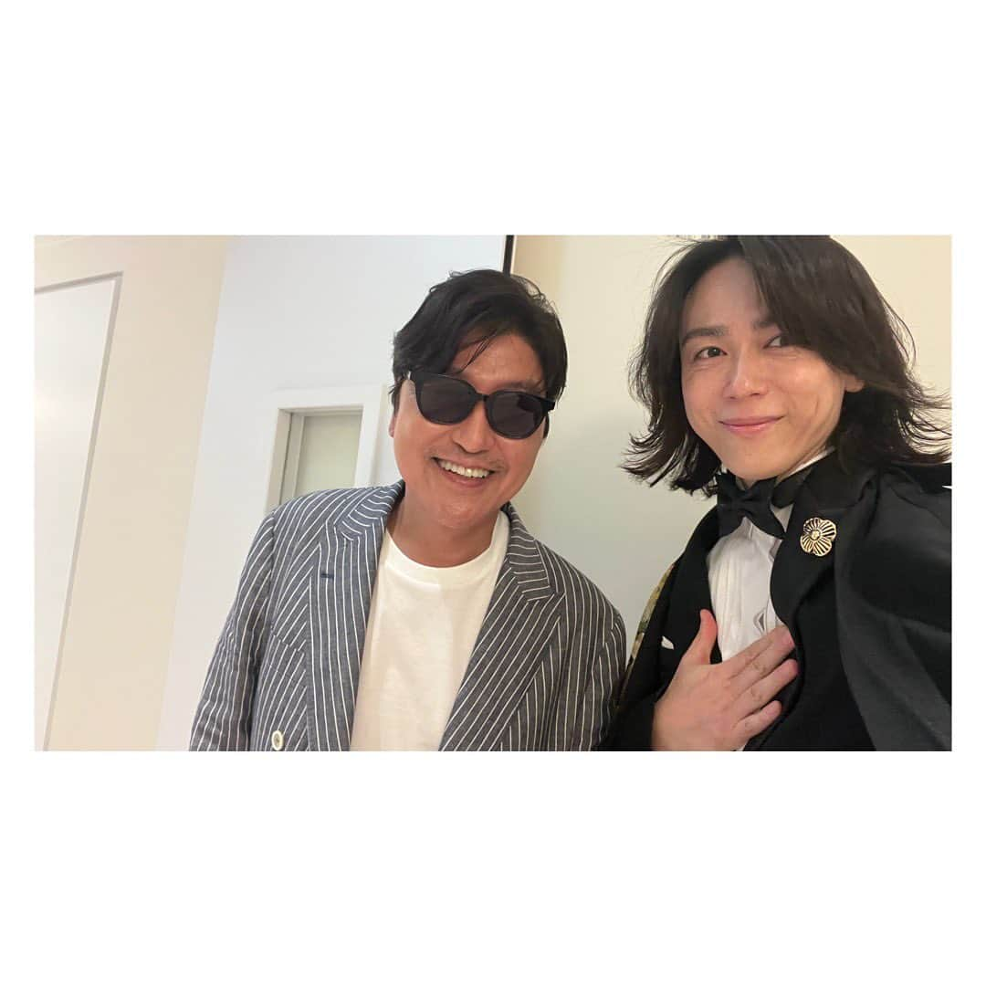 塩谷瞬のインスタグラム：「festival de  Cannes  Respect Actor 愛するソンガンホ様とお話しさせて頂きました。 一歩踏み出すことで世界が広がる。  사랑하는 성강호님과  #ソンガンホ #송강호 #SongGangho @shunshioya_official  @cannes_filmfestival」