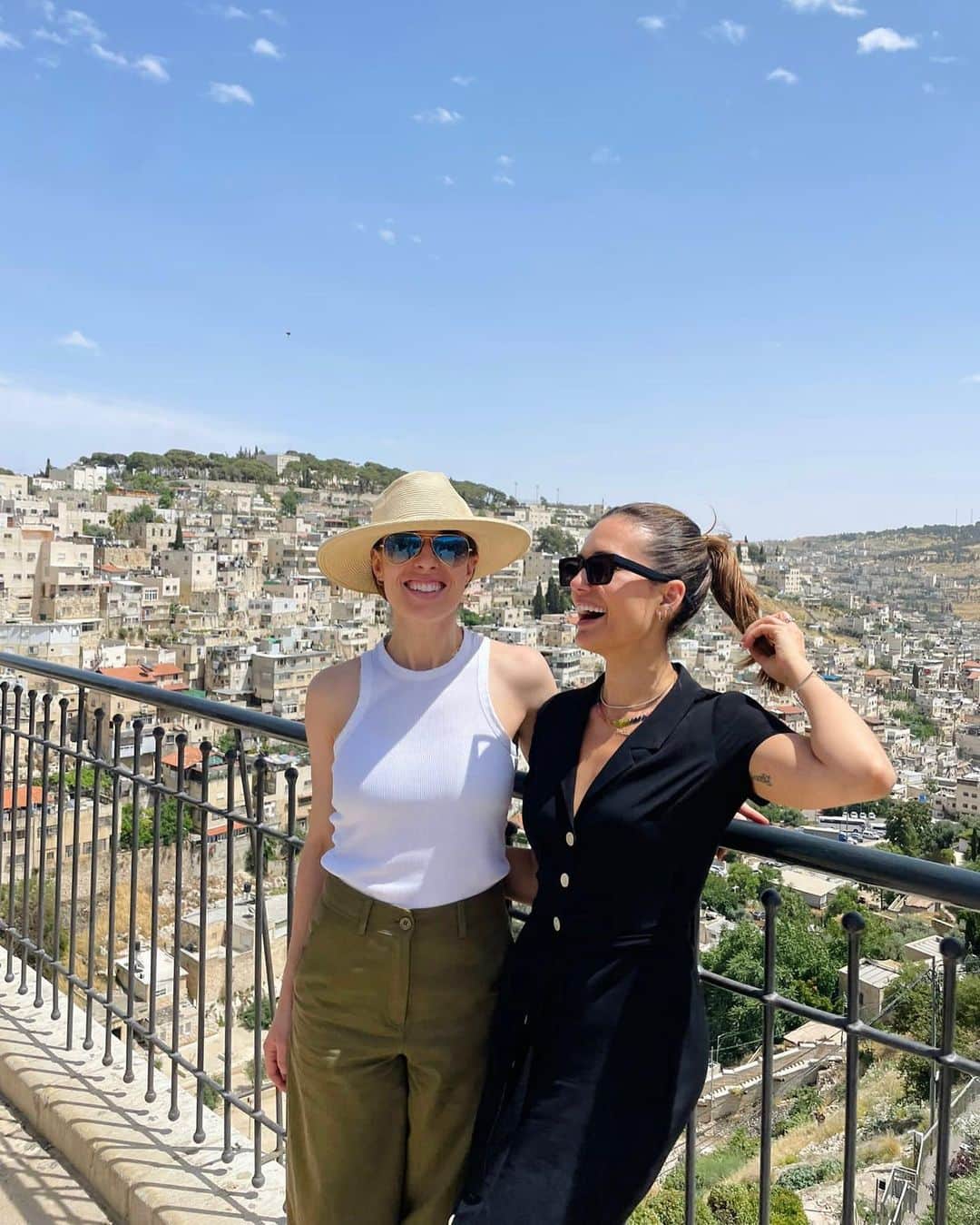 トーレイ・デヴィートさんのインスタグラム写真 - (トーレイ・デヴィートInstagram)「Where old friends meet new friends in Jerusalem. ✨」6月1日 2時20分 - torreydevitto