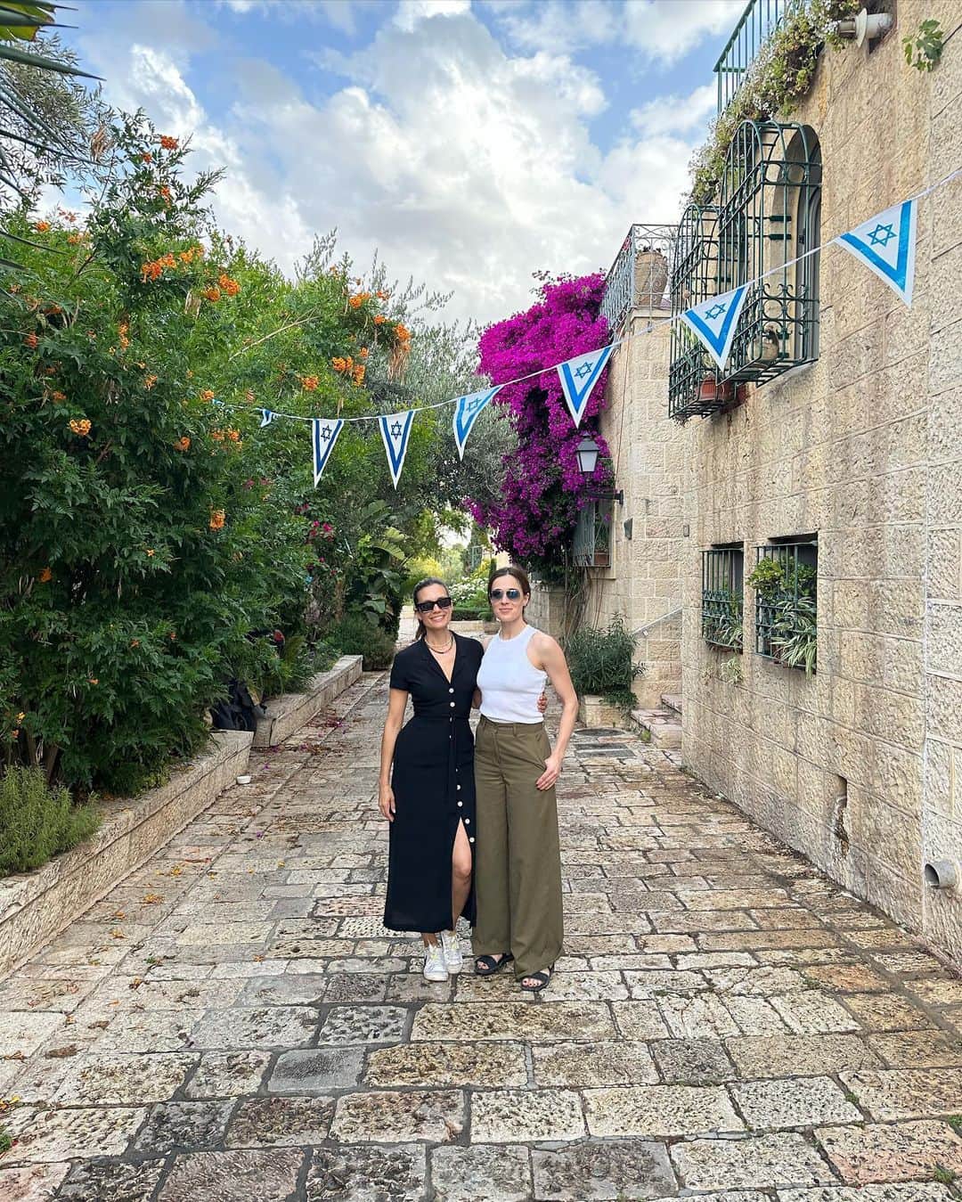 トーレイ・デヴィートさんのインスタグラム写真 - (トーレイ・デヴィートInstagram)「Where old friends meet new friends in Jerusalem. ✨」6月1日 2時20分 - torreydevitto