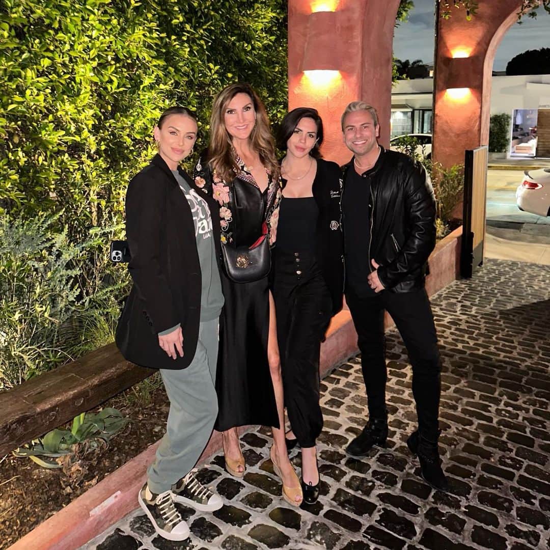 ヘザー・マクドナルドのインスタグラム：「Fun dinner @greatwhite last night. If only we had something juicy to talk about. @lalakent @musickillskate @leodemarsh #vanderpumprules #cheating #affairs #sendittodarrell #somethingabouther」