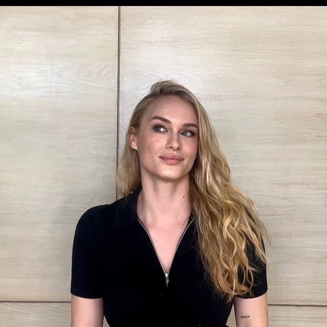レヴェン・ランビンのインスタグラム：「Bombastic side eye」