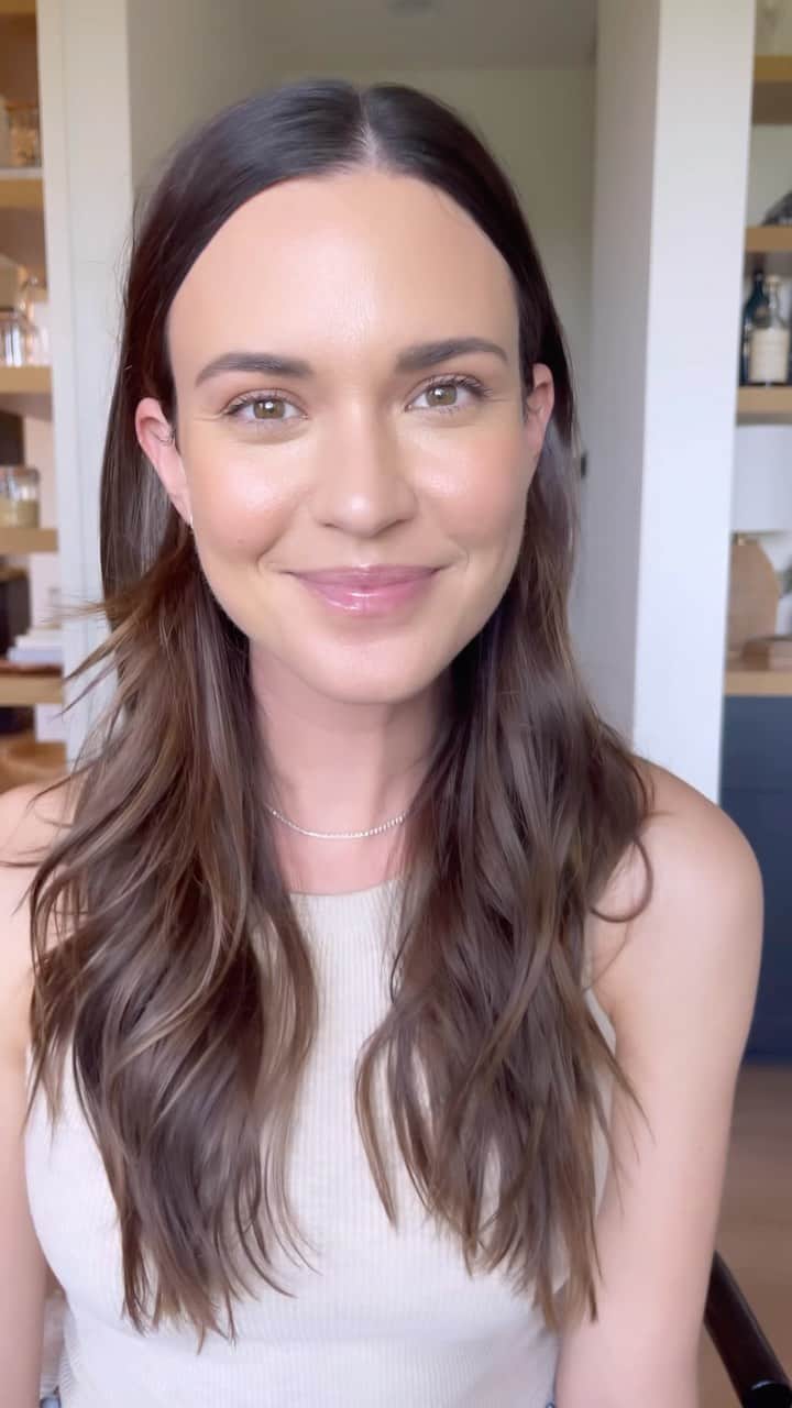 オデット・アナブルのインスタグラム：「Quick, simple glow. #grwm   〰️ Oak Essentials: Ritual oil. (Soothes sensitive skin with radiant aging benefits) @oakessentials  〰️ Kosas: Revealer Skin- Improving Foundation SPF 25 (Clean foundation + Skincare treatment) @kosas 〰️ Kosas: Revealer Concealer (concealer meets eye cream) @kosas 〰️ Jamie Makeup: Blighlighter (blush meets highlighter) in The Penny one. @jamiemakeup  〰️ Hourglass: Arch brow sculpting pencil (combines powder, pencil and wax to fill brows) @hourglasscosmetics  〰️ Saie: Mascara 101 (thick, full lashes) in black. @saiebeauty  〰️ Saie: Sun Melt (cream-balm bronzer) this is a star product!! @saiebeauty  〰️ Kosas: Clear Brow Gel (sets brows)  〰️ Ourself: Lip conditioner (pillowy and supple lips!) @ourselfskin」
