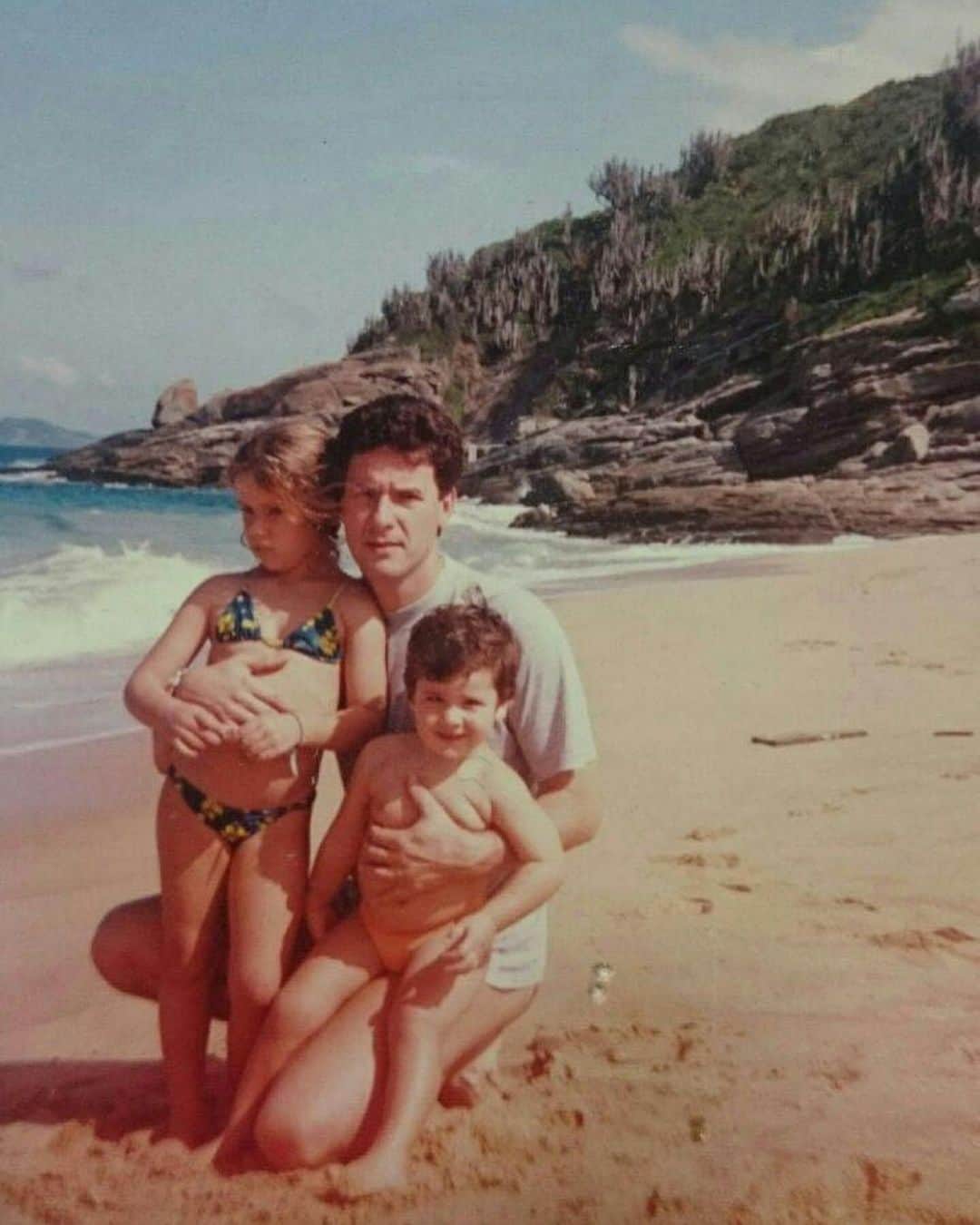 Giovanna Ewbankのインスタグラム：「Me faltam palavras pra descrever o amor que sinto por vc papito! Um pai tão dedicado, avô amoroso e claro, o mais brincalhão! Todos querem o “nonno” por perto, pelo simples fato de vc transbordar amor e nos trazer leveza todos os dias de nossas vidas. Você é o meu super herói e vc sabe disso, te falei isso inclusive bem novinha lembra? Pq sempre, desde sempre você surge de onde for, e me ampara em qualquer lugar ou ocasião! Você me trás segurança papito, me dá leveza e sabe me tirar do lugar comum, sendo pulando de uma pedra gigante no meio do oceano (e foram muitas) ou me dando sustos durante a vida pra eu conseguir relaxar, rsrs…TE AMO PAI! Obrigada por ser o melhor pai que vc pode ser! PARABÉNS pelos seus 67 anos!!!!! TE AMO TE AMO TE AMO 🥰 @robertobaldacconi」