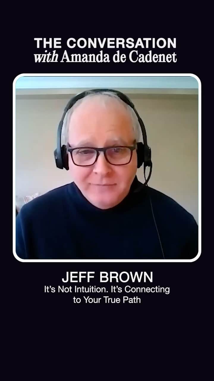 アマンダ・デ・カディネットのインスタグラム：「Embarking on our personal growth journeys can sometimes feel overwhelming and confusing especially when faced with some of the profound ideas discussed in spiritual communities. That’s why I’m thrilled to be speaking with Jeff Brown on this week’s episode of The Conversation. Jeff is the brilliant author behind ‘Hearticulations,’ one of my absolute favorite books dedicated to making spiritual growth accessible to everyone. If you’re seeking to work on self-improvement, this episode is the perfect starting point to familiarize yourself with Jeff Brown’s remarkable insights on spiritual growth. Tune in now on your favorite podcast platform and remember to subscribe ❤️  #TheConversationPodcast #Trauma #EmotionalCleansing #CancelCulture #AnUncommonBond #SoulShaping #JeffBrown」