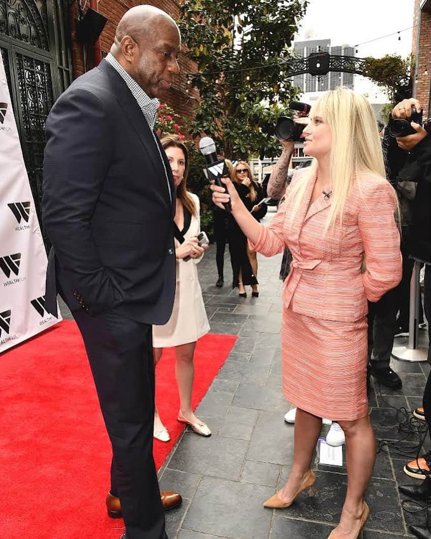 ジェネビーブ・モートンのインスタグラム：「It’s not everyday you get to chat with @magicjohnson ☺️ if you didn’t attend the @wealthflix.io business conference last week…. You missed out. 😝 we all had a great time! 📸 by @scottographee」