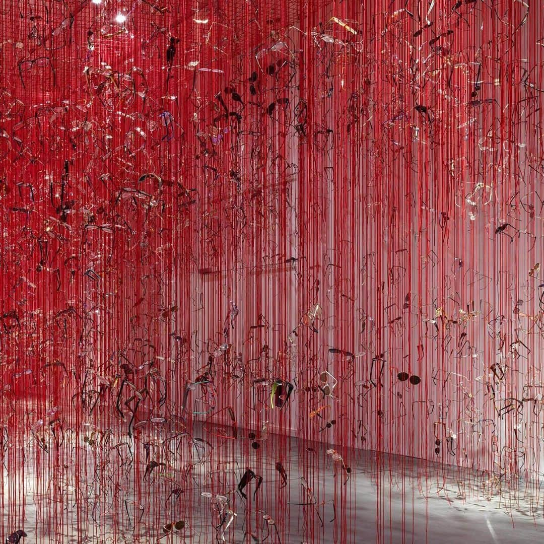 塩田千春さんのインスタグラム写真 - (塩田千春Instagram)「#Repost @hauskonstruktiv ・・・ 💥 Soon it's time: at 6 pm we open the two solo exhibitions "Chiharu Shiota – Eye to Eye" and "Salvatore Emblema – Sub-limine".  Celebrate with us! Admission is free for all.  CURRENT: 👉 Chiharu Shiota, Salvatore Emblema June 1 to September 10  hauskonstruktiv.ch ___  📷 Chiharu Shiota, exhibition view, Museum Haus Konstruktiv, 2023. Photo: Stefan Altenburger © 2023, ProLitteris, Zurich ___  #HausKonstruktiv #ChiharuShiota #ContemporaryArt #InstallationArt #JapanFoundation @koeniggalerie @jf_newyork @sabineschaschl @zueritipp @sonntagszeitung.ch @tagesanzeiger @cultured_mag @monopolmagazin @art.kunstmagazin @kunstbulletin.ch @nzzbellevue contemporaryartswitzerland @ronorpzrh @zuerchermuseen @kulturzueri @hellozurich @visitzurich @museumspass」6月1日 3時33分 - chiharushiota