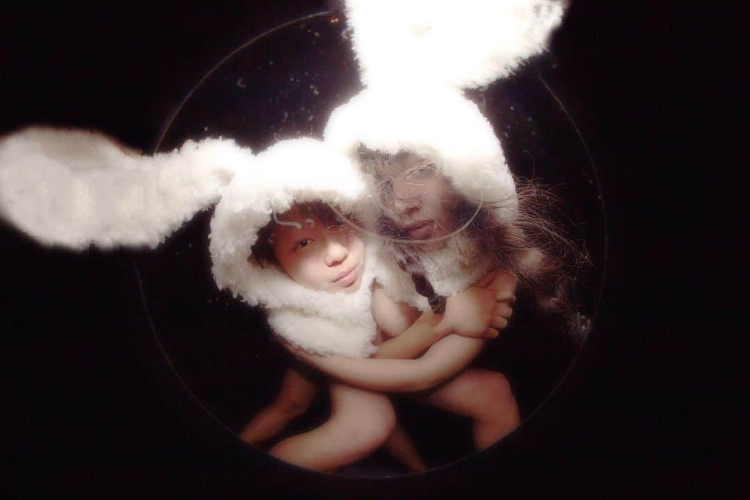 ローワン・ブランチャードのインスタグラム：「🐰🐇👯‍♀️ ₒᵤₜₑᵣ ₛₚₐcₑ Bᵤₙₙᵢₑₛ 👯‍♀️🐇🐰 @ryleypaskal」