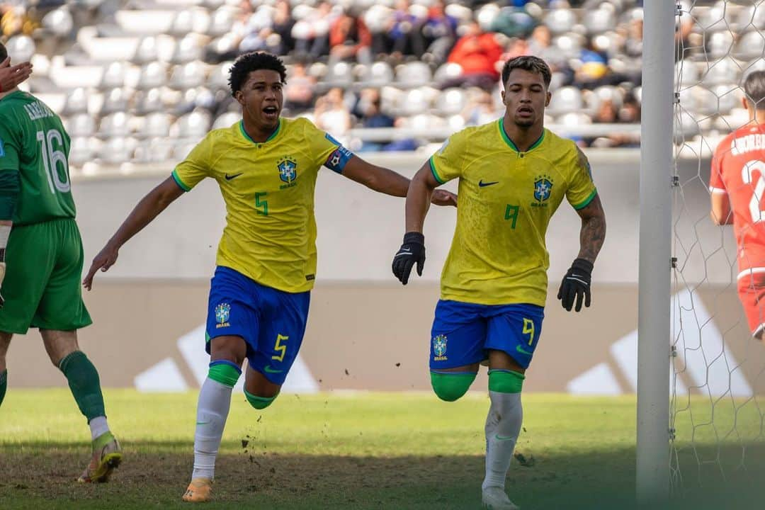 サッカー ブラジル代表チームさんのインスタグラム写真 - (サッカー ブラジル代表チームInstagram)「Que primeiro tempo!  🇧🇷2x0 🇹🇳  Vamos juntos nos 45 minutos finais para carimbar a vaga para as quartas de final da Copa do Mundo Sub-20  📸: @lesley_ribeiro/CBF」6月1日 3時31分 - cbf_futebol