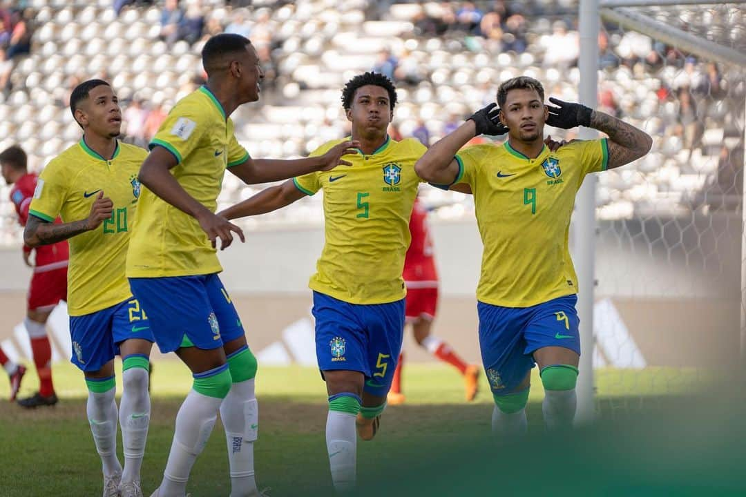 サッカー ブラジル代表チームさんのインスタグラム写真 - (サッカー ブラジル代表チームInstagram)「Que primeiro tempo!  🇧🇷2x0 🇹🇳  Vamos juntos nos 45 minutos finais para carimbar a vaga para as quartas de final da Copa do Mundo Sub-20  📸: @lesley_ribeiro/CBF」6月1日 3時31分 - cbf_futebol