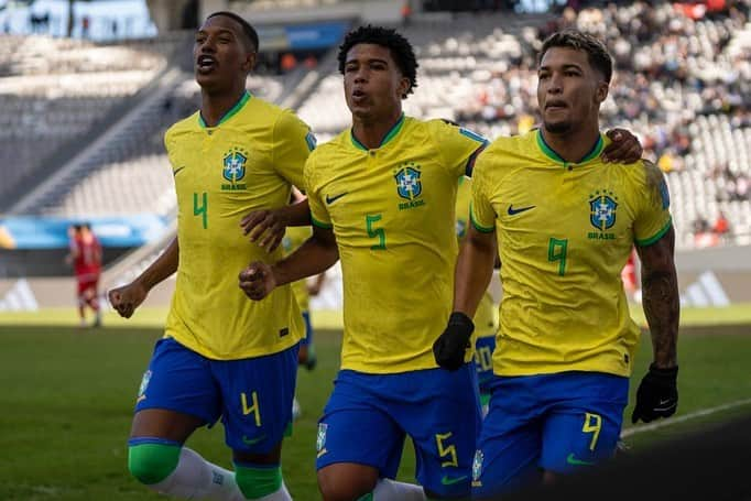 サッカー ブラジル代表チームさんのインスタグラム写真 - (サッカー ブラジル代表チームInstagram)「Que primeiro tempo!  🇧🇷2x0 🇹🇳  Vamos juntos nos 45 minutos finais para carimbar a vaga para as quartas de final da Copa do Mundo Sub-20  📸: @lesley_ribeiro/CBF」6月1日 3時31分 - cbf_futebol