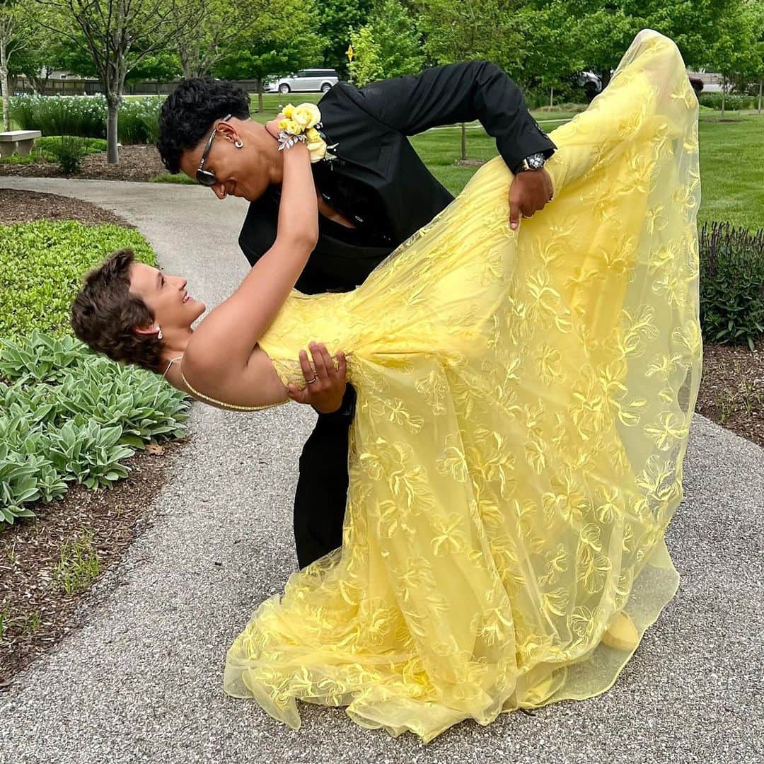 People Magazineさんのインスタグラム写真 - (People MagazineInstagram)「Throughout her cancer treatments, 17-year-old Vivian Eagle focused on one thing: going to prom. This month, she got to do just that with a friend who knows exactly what she went through: 18-year-old Cade Thompson, who was diagnosed with the same bone cancer. 🙏  The pair met a month after the high school junior from Avon, Ind., was diagnosed with osteosarcoma. At the time, Cade, who lives nearby in Indianapolis, had just completed his treatments. He showed her his scars and the two became fast friends as he supported her through her chemo and surgery.  And on Saturday May 13, he escorted her to her high school prom. ❤️ “It was so fun,” Vivian tells PEOPLE. “I completely forgot about everything. It was just like I was a normal teenager again.” ✨ Read the full story at the link in our bio. | 📷: Courtesy Riley Children's Health」6月1日 3時34分 - people